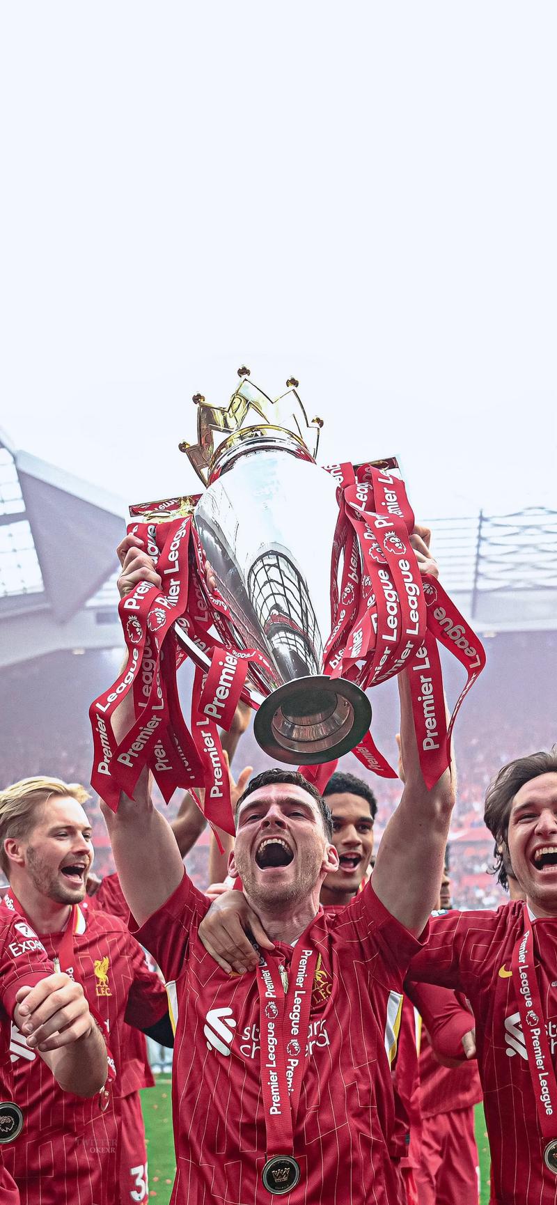 小将赛后拥抱母亲太感人（赛后小将与母亲相拥，场面动人）