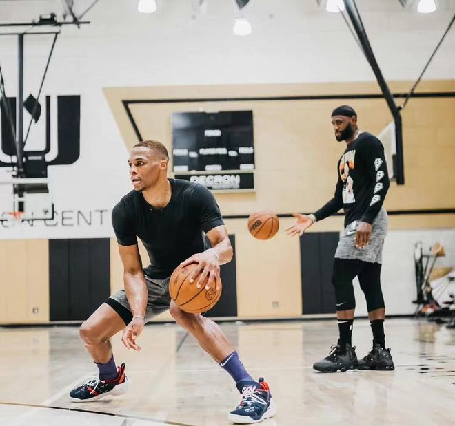 科贝：哈维现身巴萨主席候选人丰特的竞选活动，公开表明立场（科贝：哈维现身丰特的巴萨主席竞选活动，明确表态）