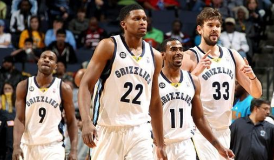 被赠送云达不莱梅印有8号的球衣，克罗斯：这是合同报价吗（收到云达不莱梅8号球衣，克罗斯打趣：这是合同报价？）