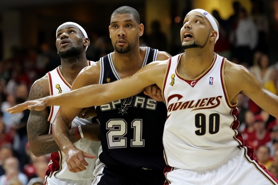 看不下去！广东两将表现辣眼睛 球迷质疑杜锋用人选择（表现堪忧！广东两将低迷引争议 球迷质疑杜锋用人）