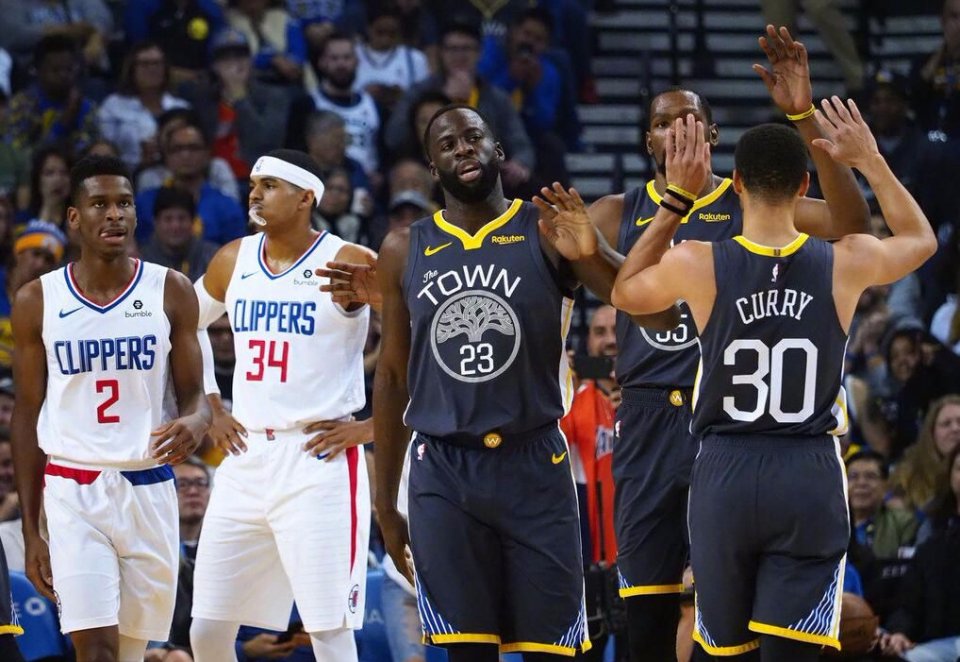 惨败国安后亚泰球员贺一然被自家球迷辱骂，他做出手势回击（惨负国安后，亚泰球员贺一然遭本队球迷辱骂，以手势回敬）